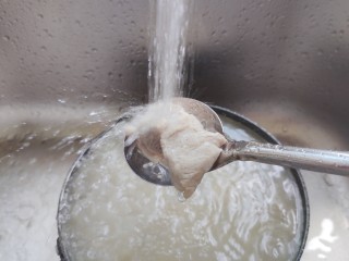 冬瓜猪骨汤,煮好的猪骨用流动水冲洗干净表面的浮沫