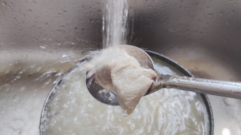 冬瓜猪骨汤,煮好的猪骨用流动水冲洗干净表面的浮沫
