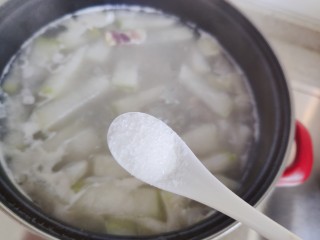 冬瓜猪骨汤,5.6分钟后，加一小勺细盐