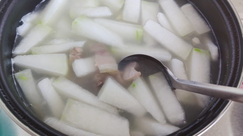 冬瓜猪骨汤,稍稍搅拌一下，继续中大火煮5.6分钟
