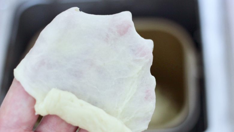 牛奶杏仁小餐包,揉好的面团可以拉成大片的薄膜就可以了。
