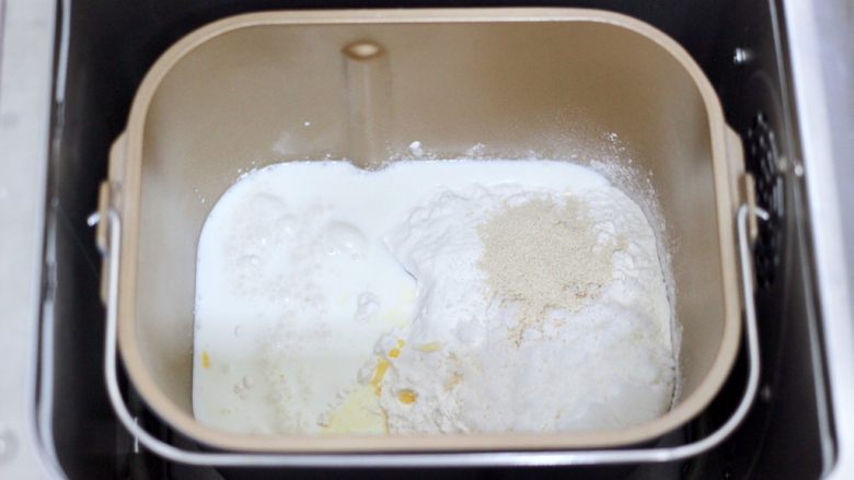 牛奶杏仁小餐包,把称重的所有食材，除去黄油全部放入面包机里和面10分钟。