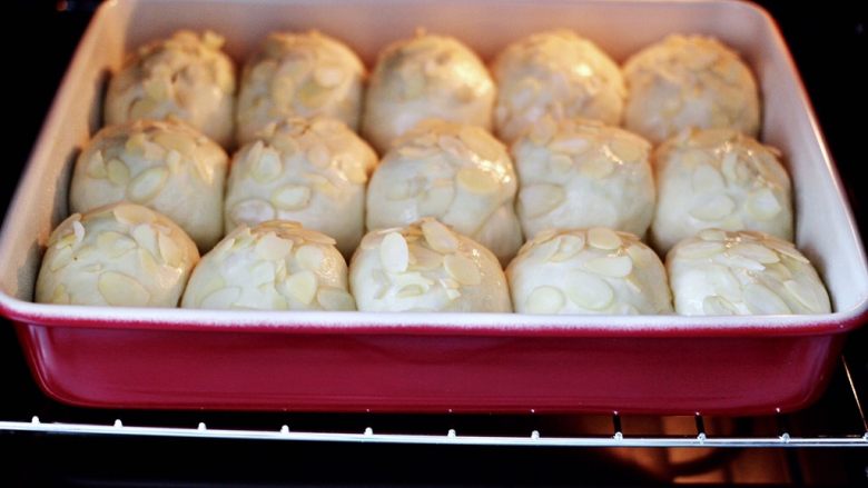 牛奶杏仁小餐包,烤箱170度提前预热10分钟，把小餐包放入烤箱中层。
