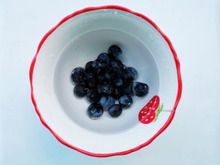 蓝莓冻撞奶,蓝莓盐水浸泡5分钟清洗干净。