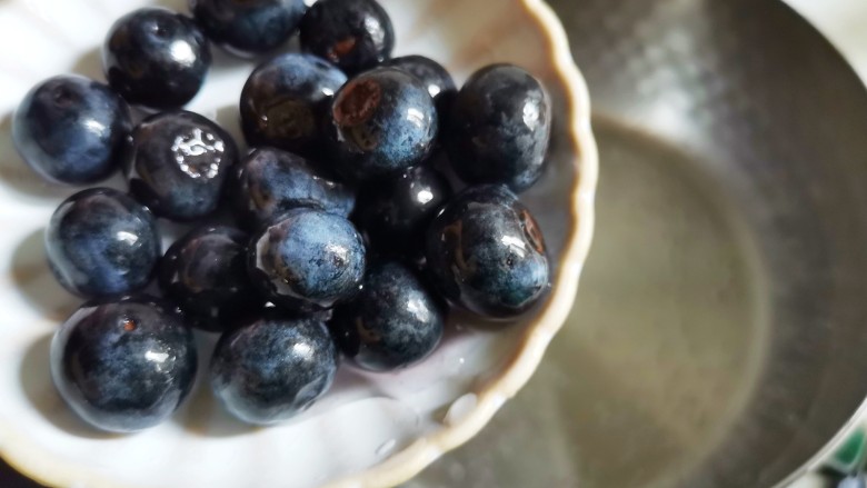 蓝莓冻撞奶,奶锅中加入清水煮开，