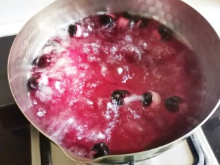 蓝莓冻撞奶,加入蓝莓煮出颜色，捞出蓝莓，