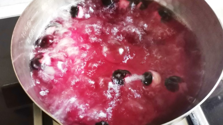 蓝莓冻撞奶,加入蓝莓煮出颜色，捞出蓝莓，