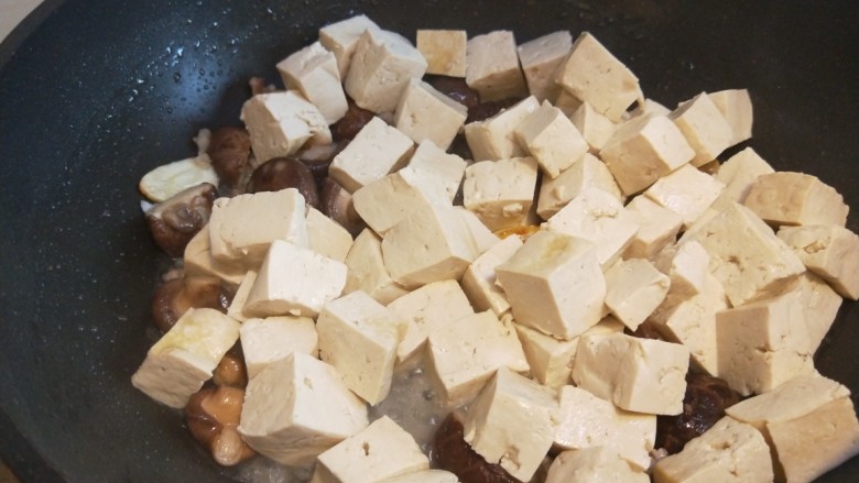 香菇炖豆腐,倒入豆腐。