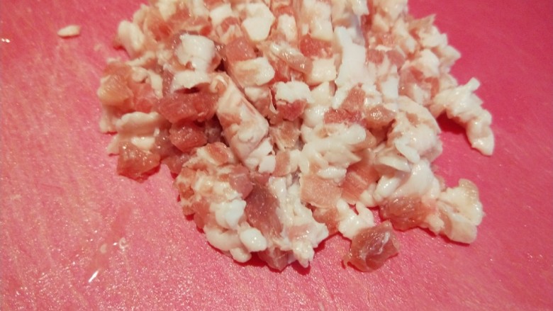 香菇炖豆腐,五花肉切成颗粒状。