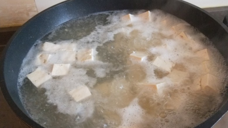 香菇炖豆腐,锅烧开捞出来。