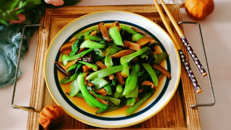 香菇炒青菜,出锅装盘