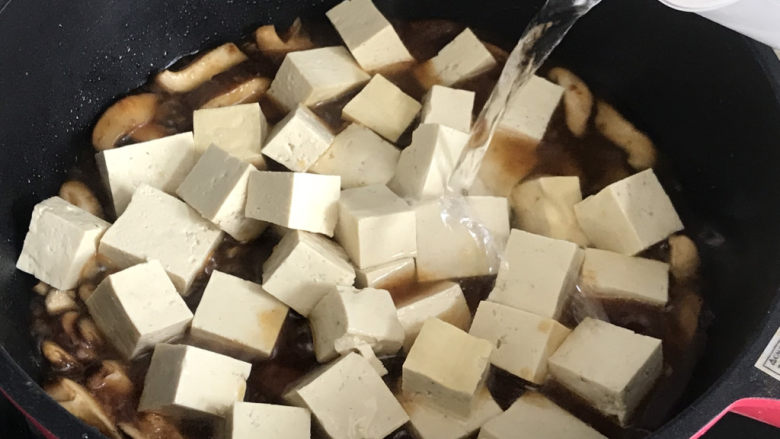 香菇炖豆腐,加入清水没过豆腐，炖煮5-6分钟