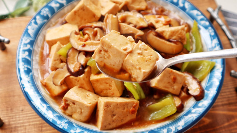 香菇炖豆腐,待汤汁浓稠即可出锅，拌米饭吃超赞