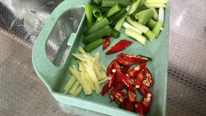 青椒炒香干,改刀：姜去皮切丝，小葱切段，小米辣切斜段