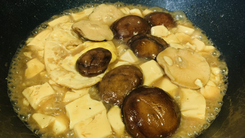 香菇炖豆腐,剩点汁，出锅