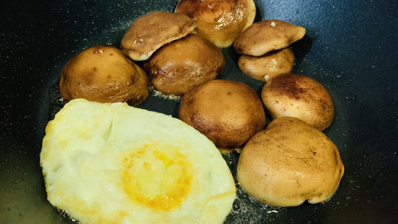 香菇炖豆腐,鸡蛋一面煎黄，翻一面，同时放入香菇
