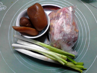 老鸭煲,准备用料：土鸭半只，酸萝卜250克，大葱4根，姜1块，盐少许，葱花适量。