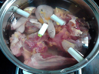 老鸭煲,将鸭肉和大葱，姜片一起放入锅中，加入清水，没过鸭肉，大火煮沸。
