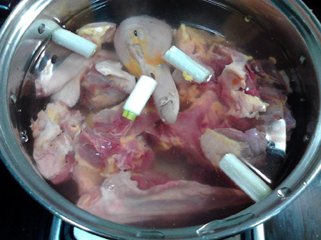 老鸭煲,将鸭肉和大葱，姜片一起放入锅中，加入清水，没过鸭肉，大火煮沸。