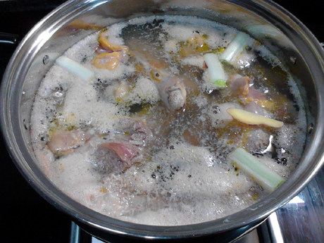 老鸭煲,当水温升高，逐渐沸腾的时候，水面浮上许多血沫，