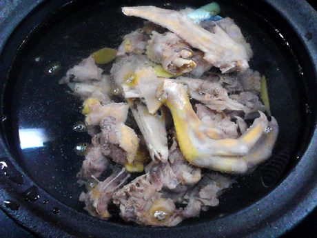 老鸭煲,将焯过水的鸭肉放入砂锅中，另行加入适量清水，