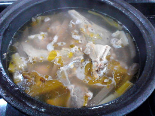 老鸭煲,鸭肉软烂，熄火，根据汤的咸淡，加少许盐调味，