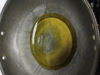 红烧鸡爪,锅中倒入适量的菜籽油