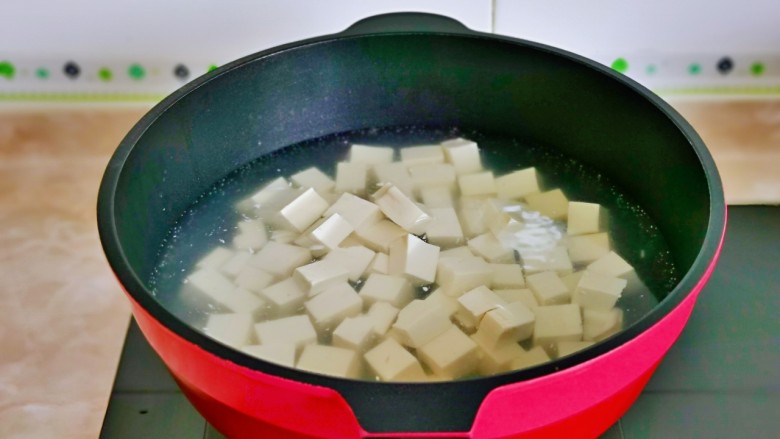 香菇炖豆腐,冷水下锅焯水，烧开后煮1分钟捞出。