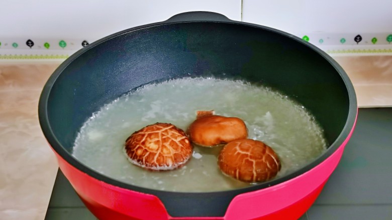 香菇炖豆腐,用焯豆腐的水焯一下香菇，香菇洗干净，放入锅中煮2分钟捞出。