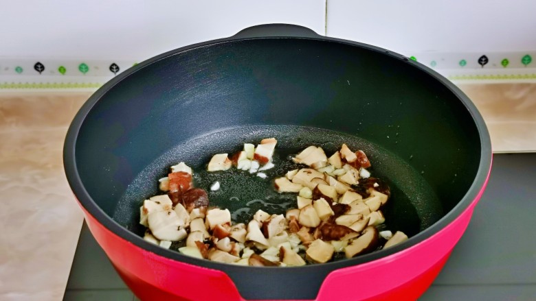 香菇炖豆腐,起油锅，加入蒜末炒香，再加入香菇煸炒。