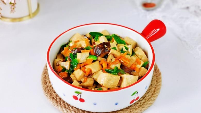 香菇炖豆腐,盛出装盘，即可食用。