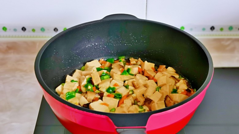 香菇炖豆腐,翻炒至胡萝卜与青椒断生即可关火。