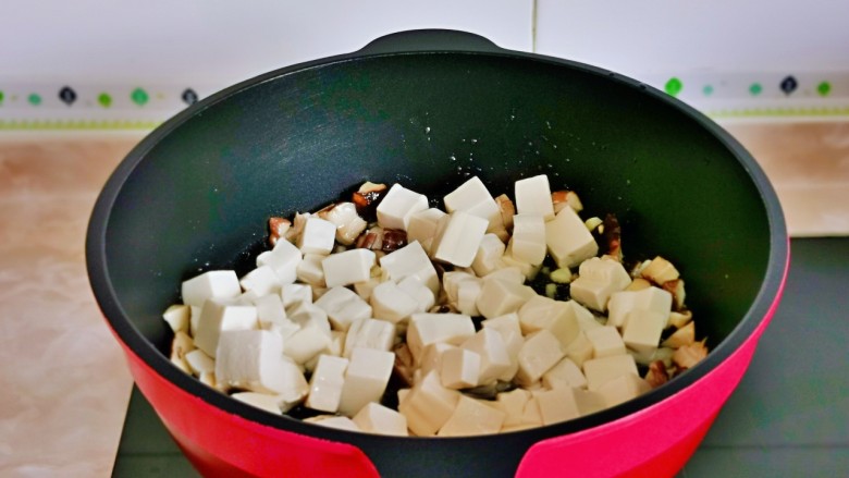 香菇炖豆腐,加入焯水的豆腐。