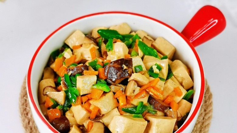 香菇炖豆腐,简单快手家常小菜，味道好极了。