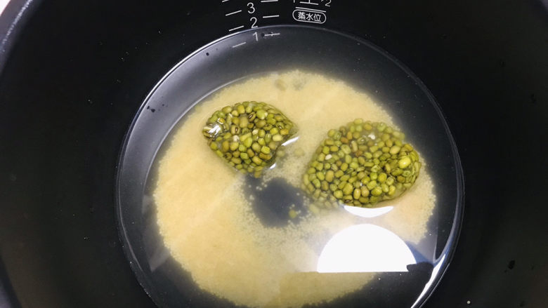 绿豆小米粥,放进电饭锅内胆里；