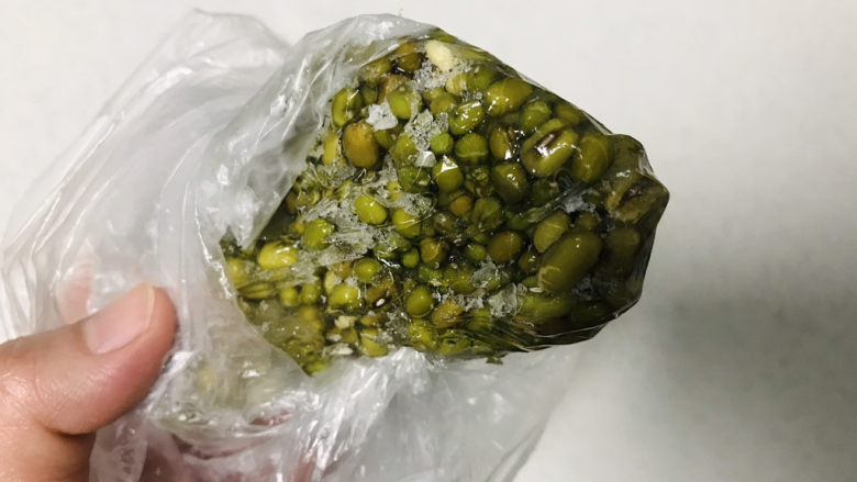 绿豆小米粥,取出已经冻成冰的绿豆；