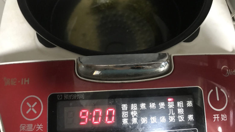 绿豆小米粥,盖上锅盖，按下煮粥键，预约合适的时间；