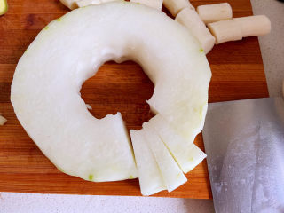 冬瓜猪骨汤,中间的瓤要掏出去扔掉，因为不好吃，然后像这样切成块。