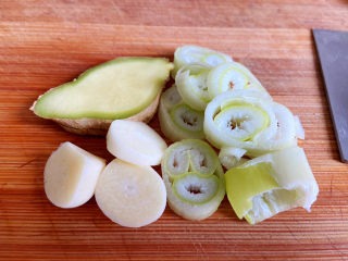 冬瓜猪骨汤,葱姜蒜可以切片也可以切成块。