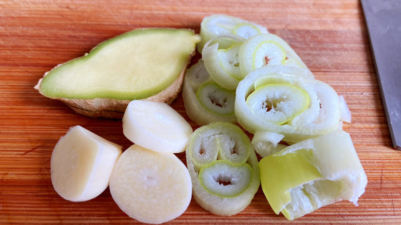 冬瓜猪骨汤,葱姜蒜可以切片也可以切成块。