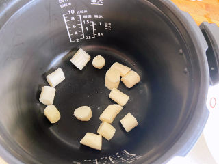 冬瓜猪骨汤,山药不用炒，喜欢炒也可以一块炒一下，我直接扔进电压力锅中了。