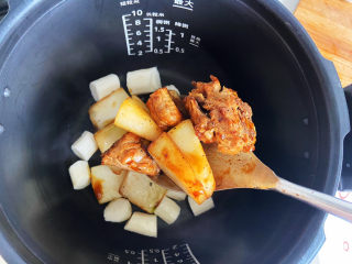 冬瓜猪骨汤,把刚才锅中炒的排骨冬瓜一起倒入电压力锅中。