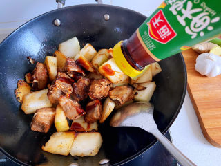 冬瓜猪骨汤,倒入适量的蚝油翻炒均匀。