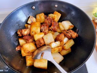 冬瓜猪骨汤,炒匀断生以后就可以关火了。