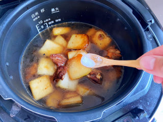 冬瓜猪骨汤,这时候放入3小勺的盐，用炖排骨那个档位炖就好啦。