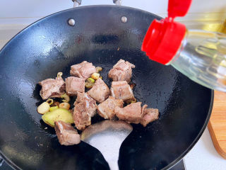 冬瓜猪骨汤,锅中加入油，葱姜蒜爆锅，然后倒入排骨炒均匀，再倒入生抽炒匀。