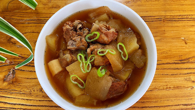 冬瓜猪骨汤,电压力锅炖的排骨特别烂，也可以用砂锅炖，只不过砂锅炖太慢了，但是砂锅炖出来的味道更浓郁。