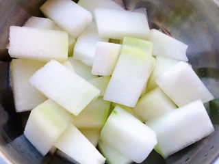 冬瓜薏米排骨汤,冬瓜切成大小均匀的块状