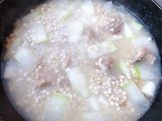 冬瓜薏米排骨汤,煮至冬瓜透明时放入盐和味精调味均匀
