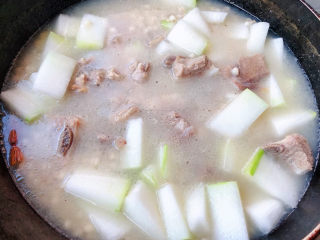 冬瓜薏米排骨汤,薏米煮至七成熟放入冬瓜继续煮十分钟